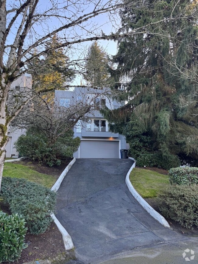 Building Photo - Kirkland Home with Nice Yard Available Now!