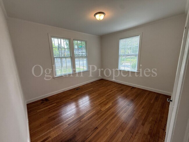 Photo - 2127 Queen St