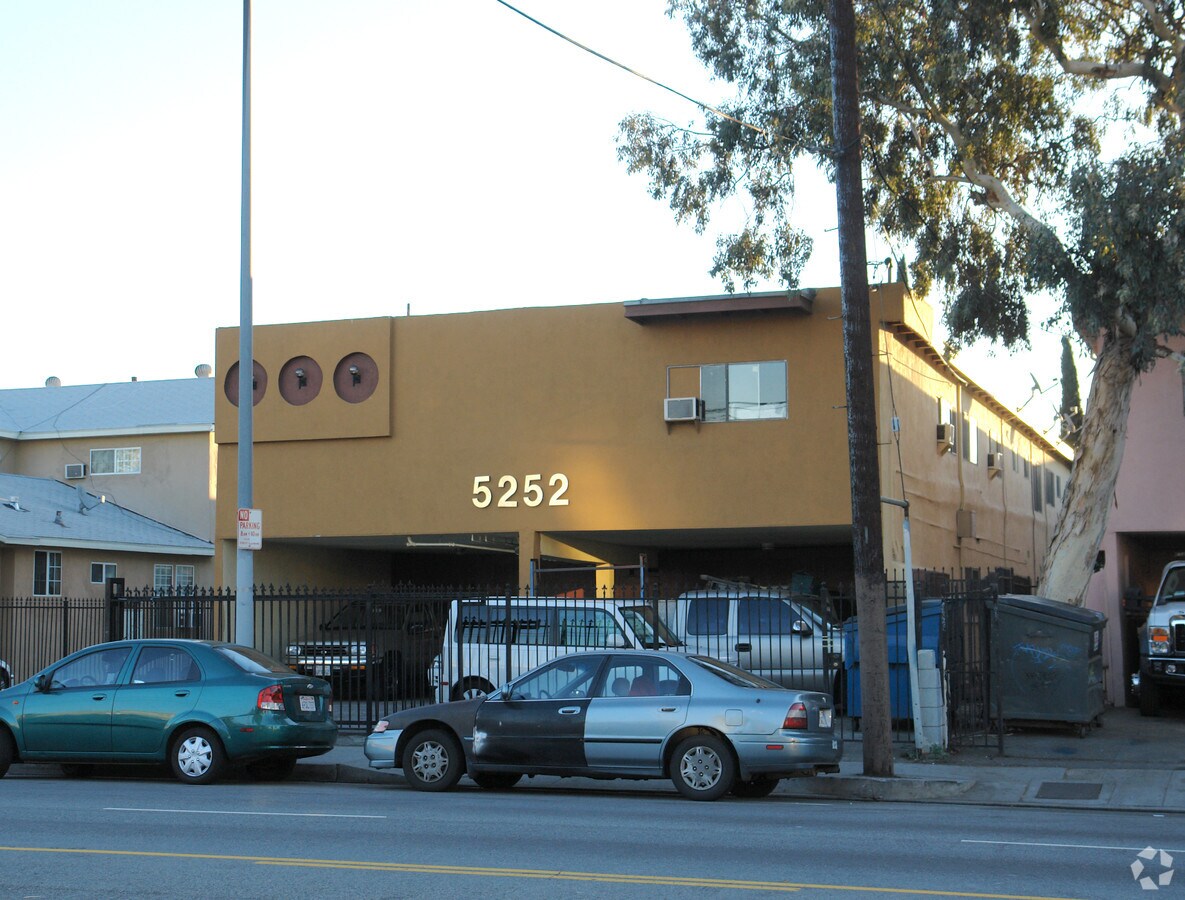 Photo - 5252 Cahuenga Blvd