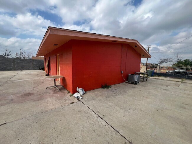 2703 Diaz St