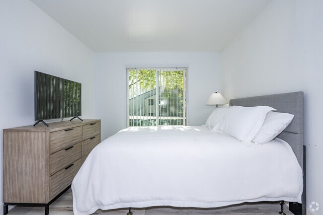 2BR, 1BA - 878SF - Primary Bedroom