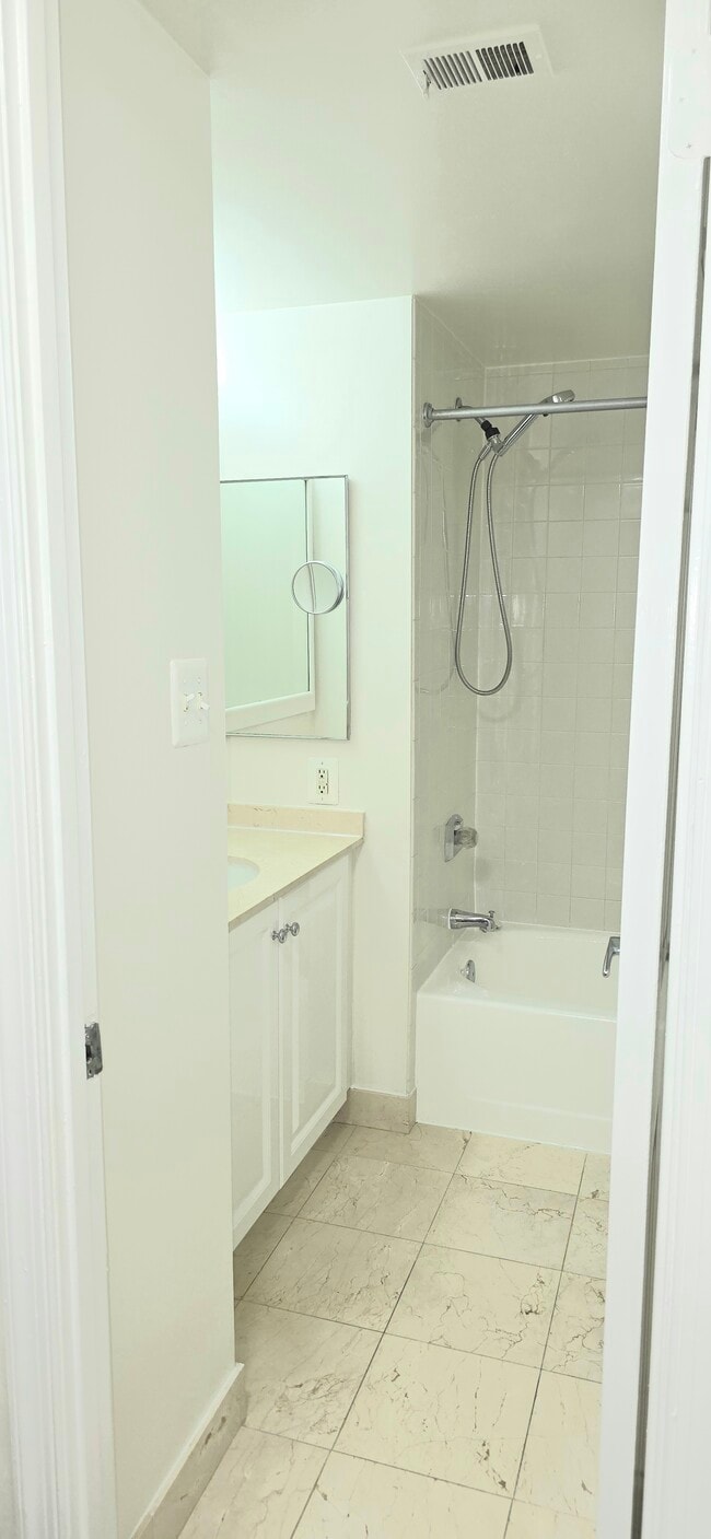 Photo - 10101 Grosvenor Pl Unidad 10101 #520