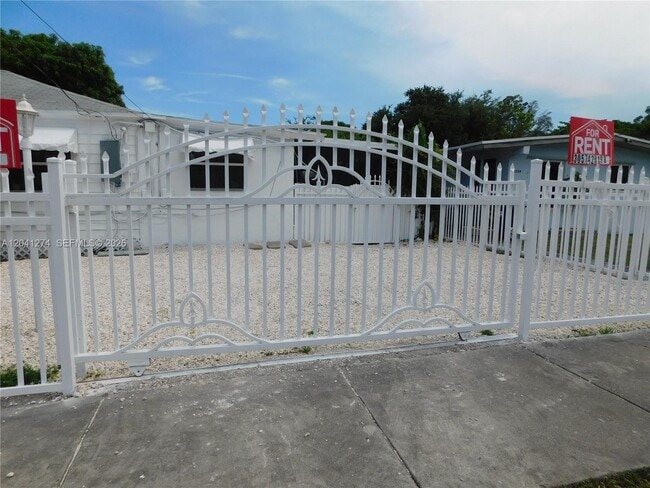 Building Photo - 2230 NW 58th St Unit B