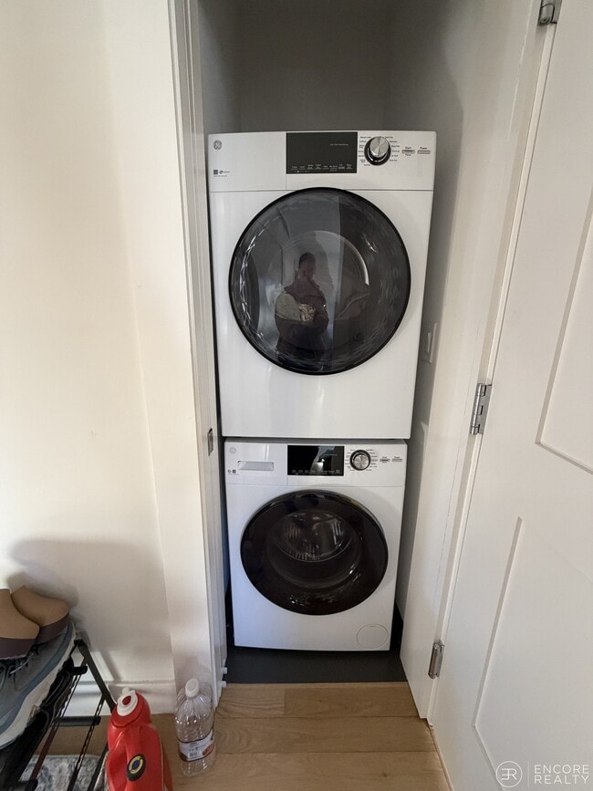 Photo - 208 Banks St