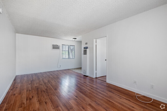 1BR, 1BA - 550SF - Living Room