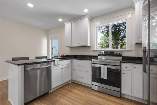 Building Photo - 1602 Carruthers St Rental