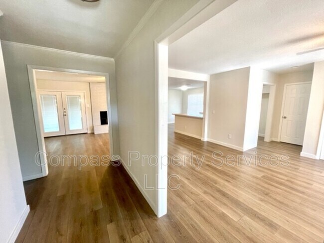 Photo - 501 Karnes Dr