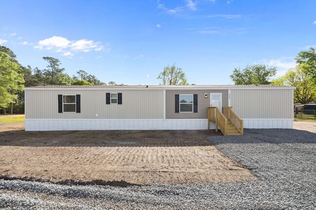 Building Photo - Peaceful 3 Bedroom Rental Home on 1 Acre – Lawn Care Included