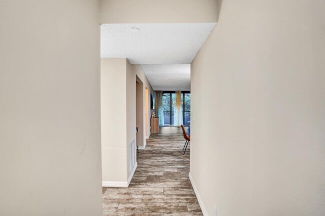 Photo - 2070 Homewood Blvd Unidad crosswind
