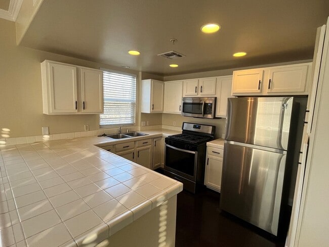 Photo - Spacious 2bed 2.5bath 3 story Condo with 1 car garage available in Westlake Parkway!