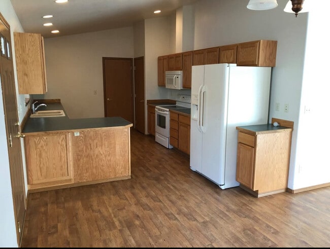 Photo - 501 E Walnut Cir