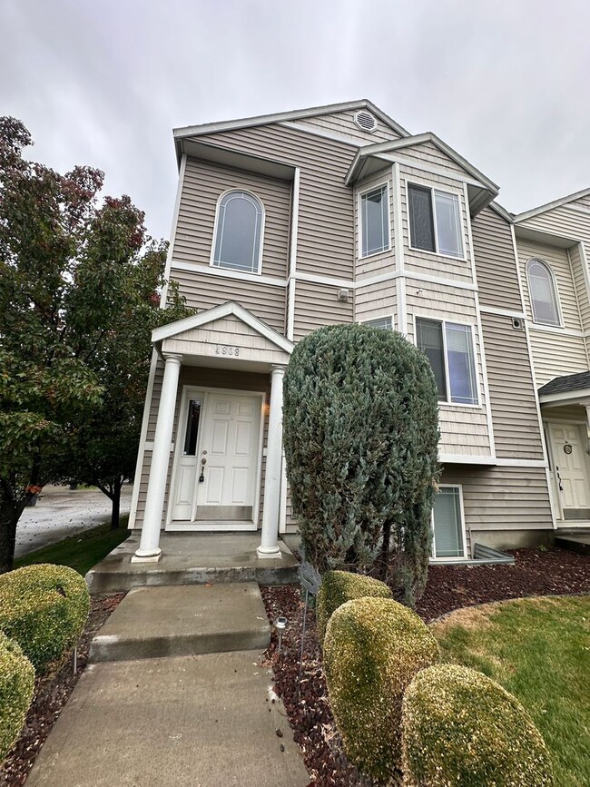 MOVE IN SPECIAL! Spacious 2 bed/2.5 bath w... - MOVE IN SPECIAL! Spacious 2 bed/2.5 bath w... Townhome