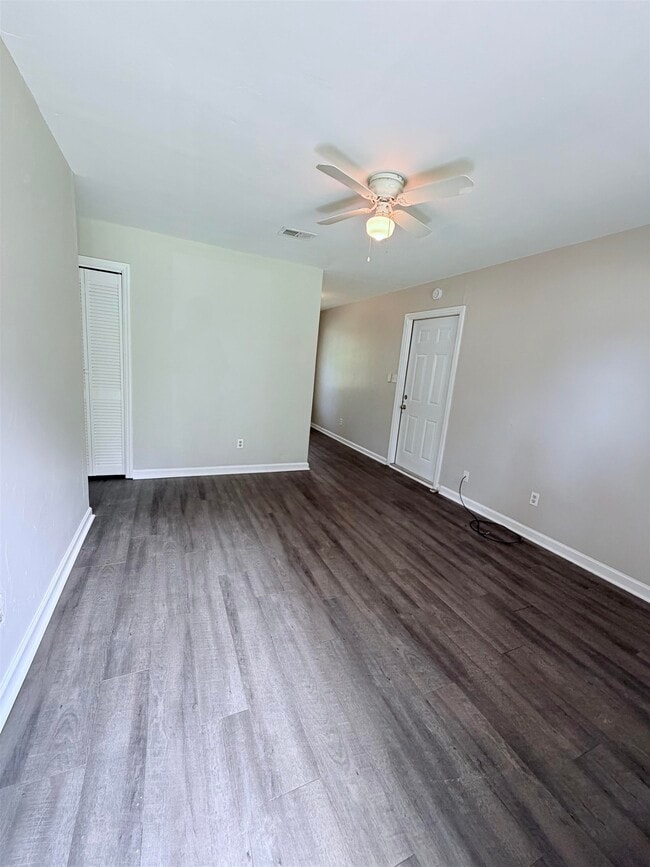 Photo - 4830 Ruthenia Rd