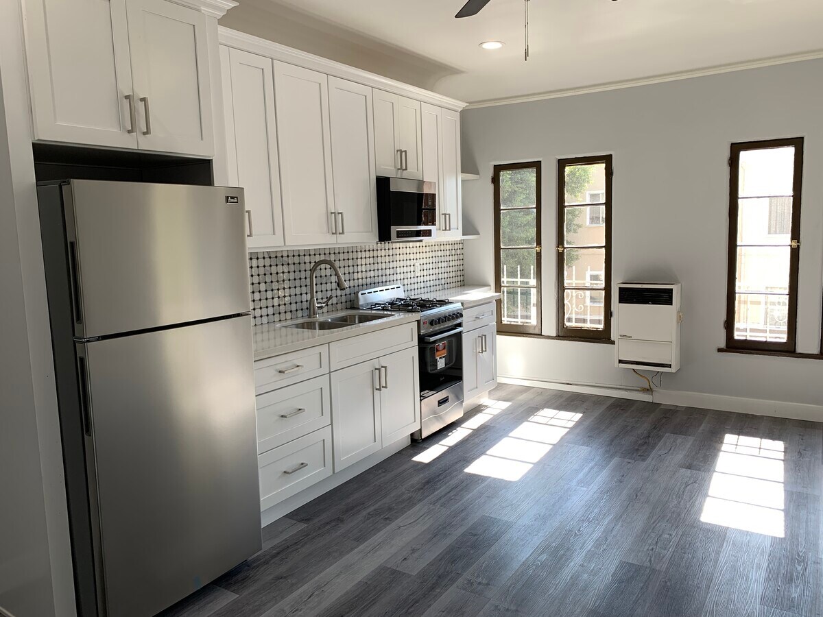 Photo - 706 N St Andrews Pl Apartments