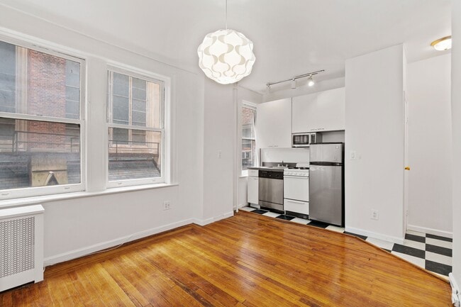 Photo - 140 W 71st St