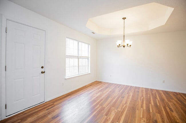 Photo - 215 Broyles St