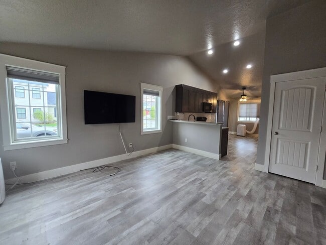 Photo - 4 bed 2 bath home in Josephine Crossing