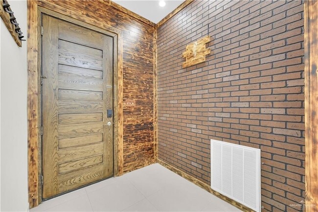 Photo - 28 Shalom Dr