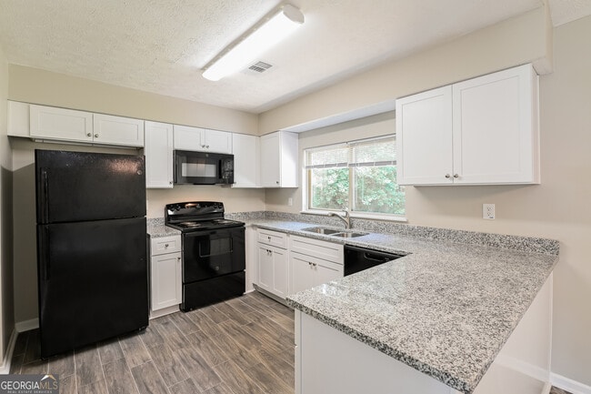 Photo - 3865 Scarsborough Dr SW