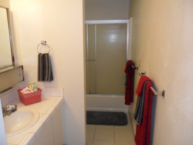 Baño - Candlewood Apartments