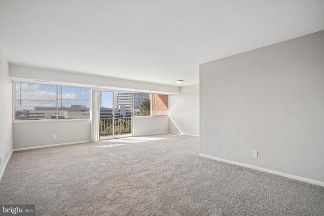 Building Photo - 5831 Quantrell Ave Unit 409