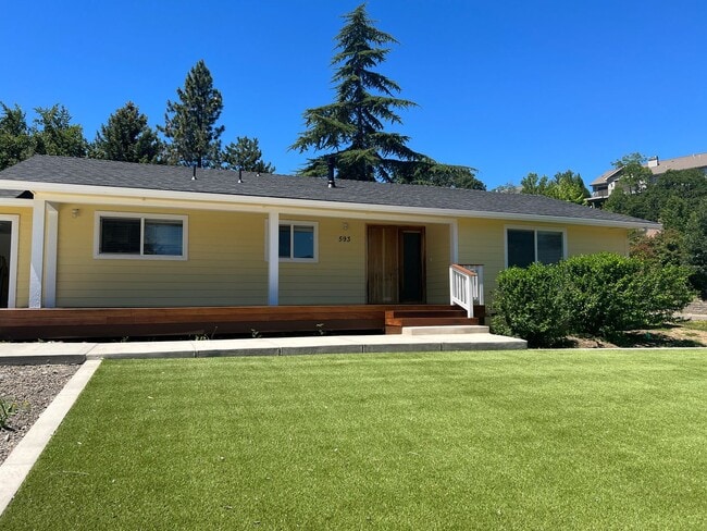 Building Photo - Newly remodeled three bedroom, two bath home - Available Late May Unit 593 Oak Knoll Dr
