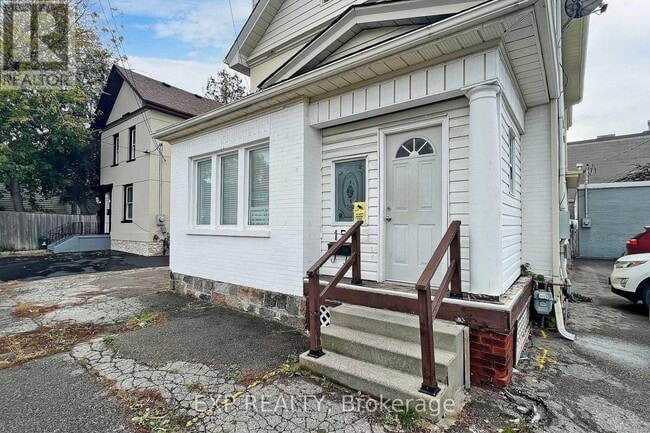 Photo - 15 Colborne St E