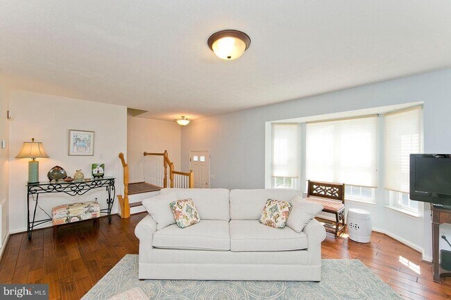 Photo - 2079 Honeysuckle Ln