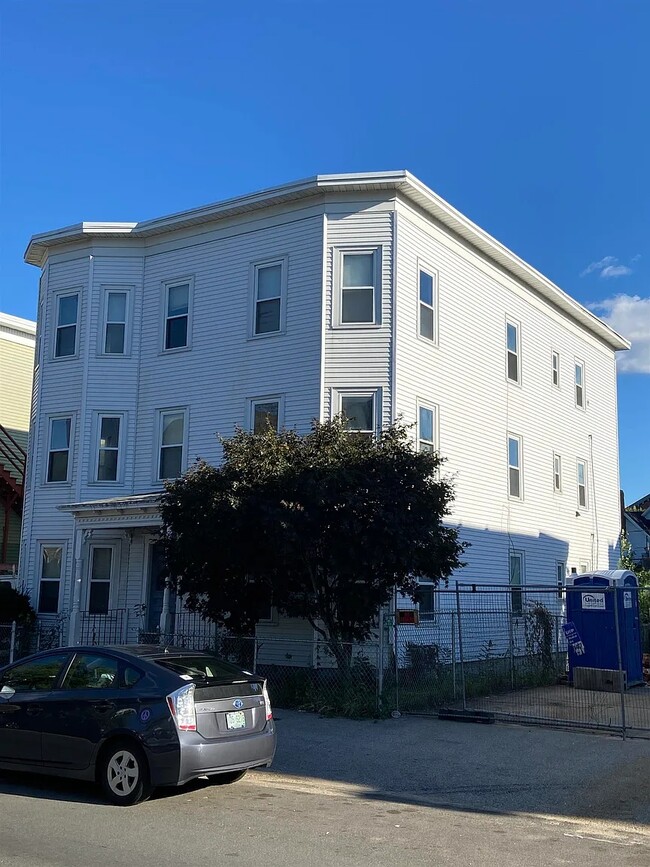 Building Photo - 363 Spruce St Unit 2