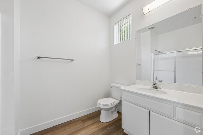 2BR, 2BA - 1040SF - Primary Bathroom