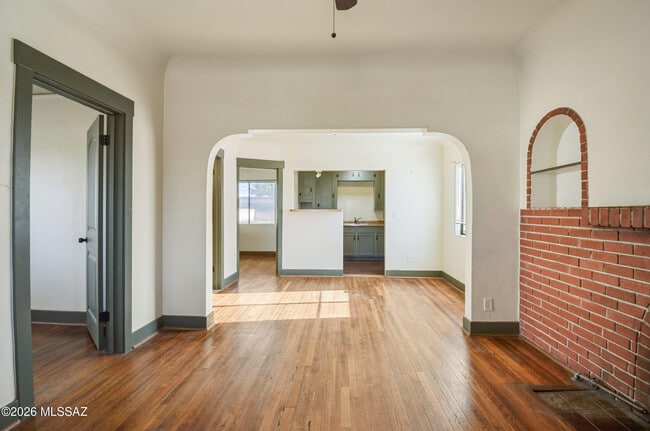 133 W Adams St