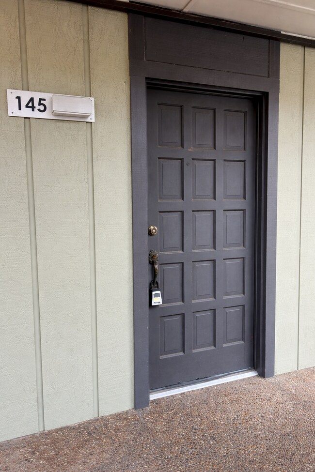 Building Photo - 500 E Riverside Dr Unit 145