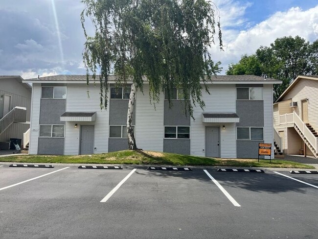 Building Photo - 1911 Hoxie Ave Unit Apt. #C