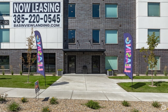 Entrada del edificio - Basin View Landing Apartamentos