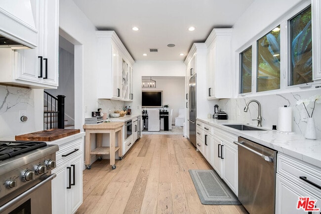 Photo - 8417 Harold Way