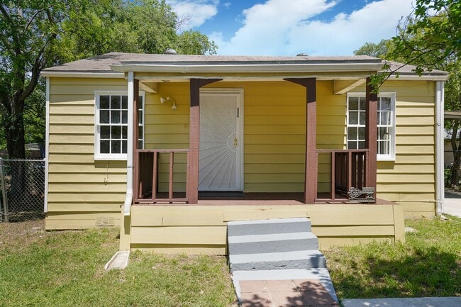Building Photo - UPDATED 3-BEDROOM HOME IN LOS ANGELES HEIGHTS