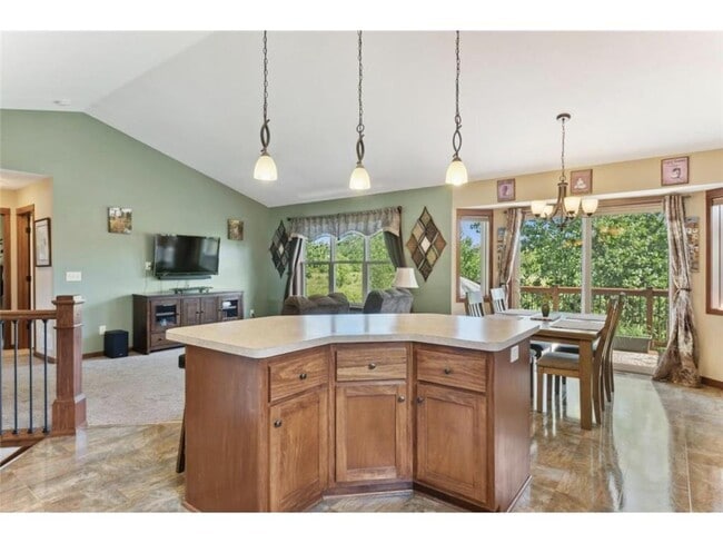 Photo - 1101 Pioneer Trail SE