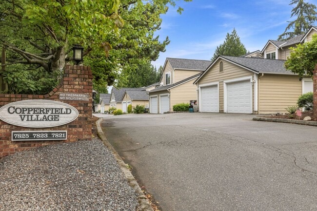 Building Photo - For Lease $2950/Month: Beautifully updated 2/Bdrm Townhome with large Bonus Room Unit B