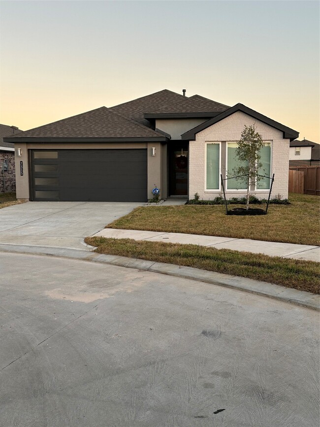 Building Photo - 7315 Lakeway Blf Ln