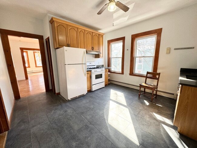 Building Photo - 28 Willow St Unit 2