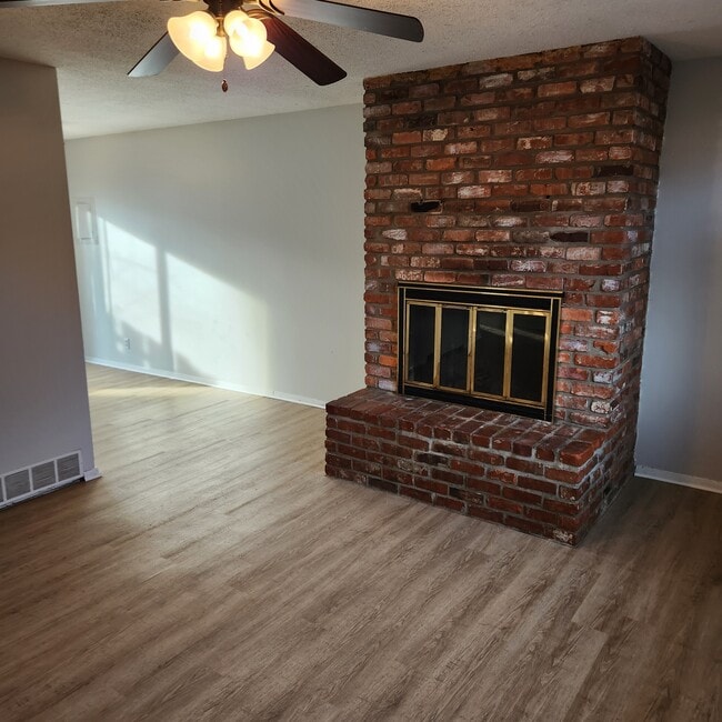 Building Photo - 129 B St