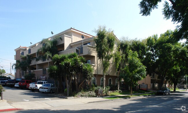 Tradewinds Apartments - Tradewinds Apartments