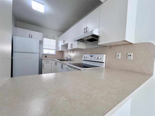 Photo - 519 W 68th St