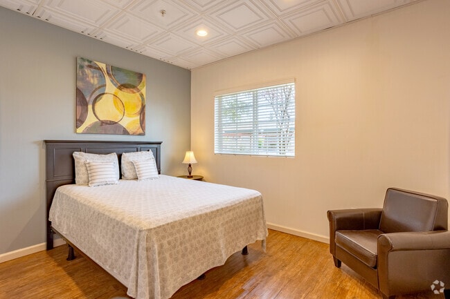 St Charles Executive Suite Studio - 500SF - Bedroom