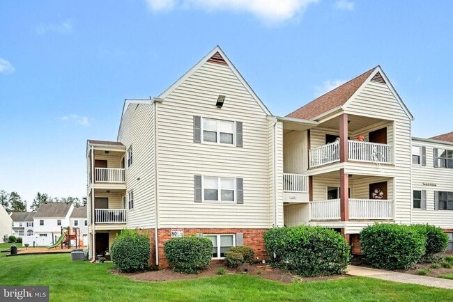 Building Photo - 102 Chesterfield Ln Unit 303