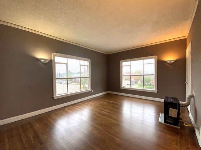 Building Photo - Spacious 1BR w/ Bonus Room! Laundry On Site! PRIVATE GARAGE PARKING! Unit A