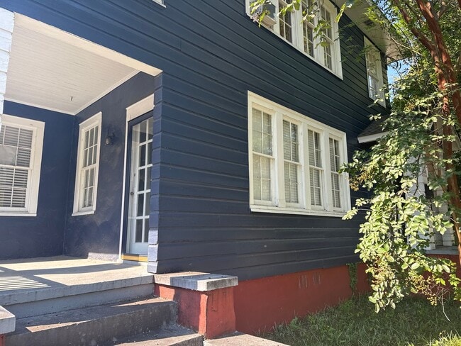 Building Photo - Now Renting! Close to Summervilile and Med... Rental