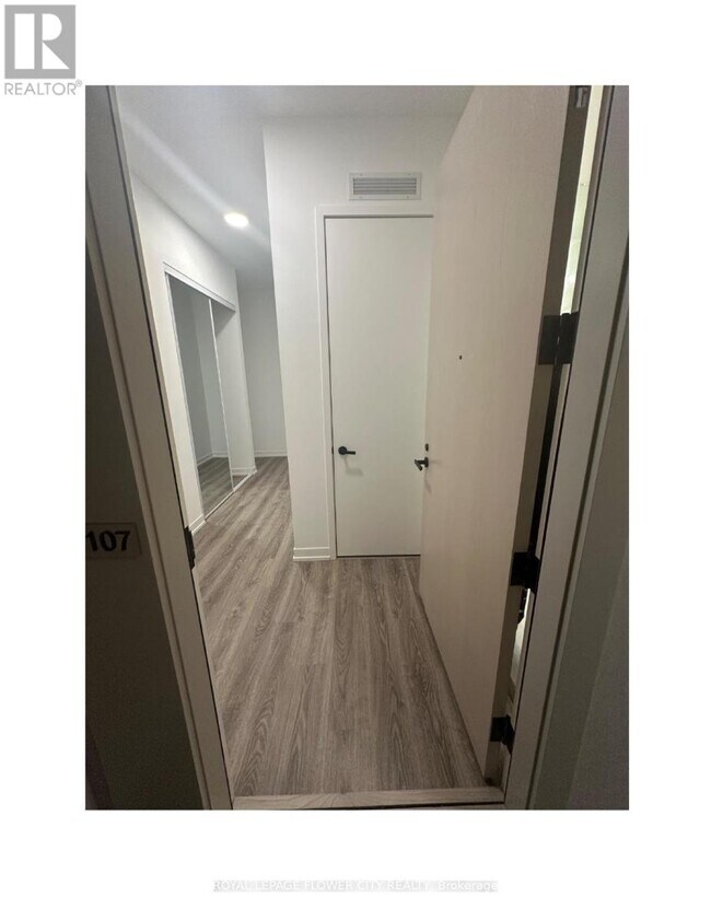 Photo - 8 Interchange Wy Unité PH107