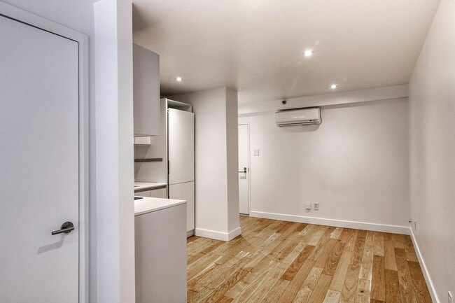 Photo - 25 Av des Pins O Unit 327