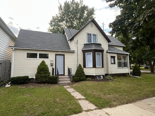 Building Photo - 1302 S 12th St Rental